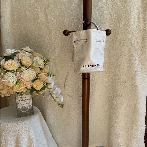 BALENCIAGA WHITE CROC EMBOSSED BUCKET BAG - Picture 3 of 11